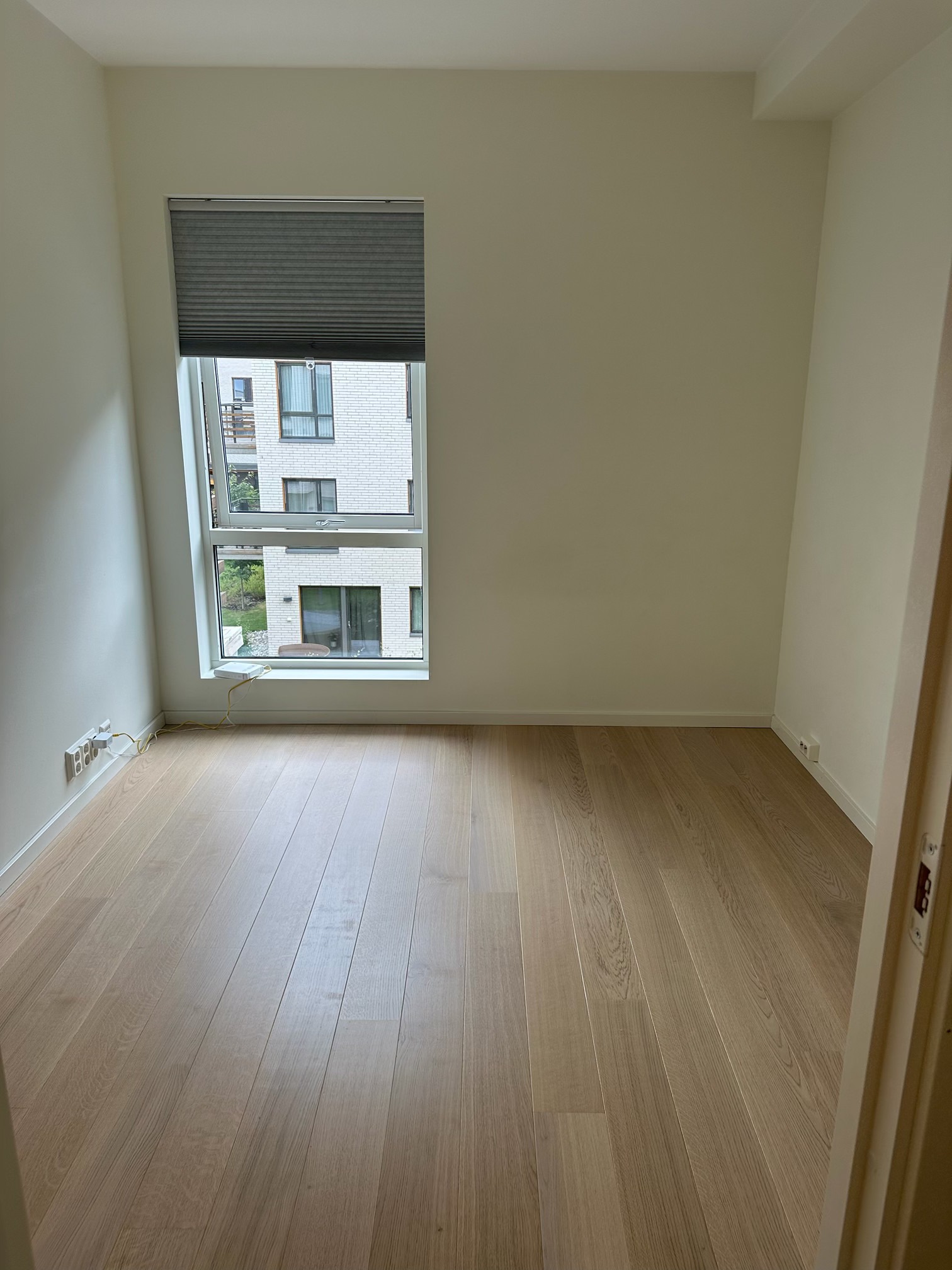 Soverom med plass til dobbelseng og tilgang til bod / garderobe på 3 m2